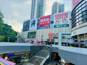 商場(chǎng)外墻廣告巨幅是什么材質(zhì)？