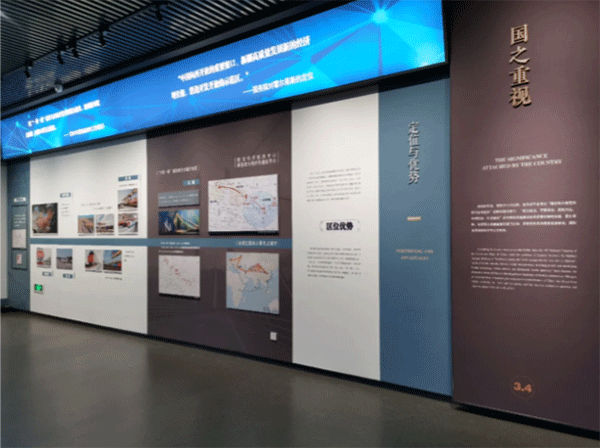 宣絨布加極窄型材展板，亞克力立體字