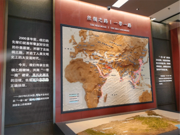 宣絨布加極窄型材展板，亞克力立體字